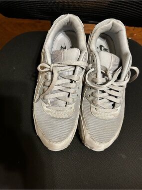 Nike Air Max 90 Men’s Sneakers – Gray | Size 9